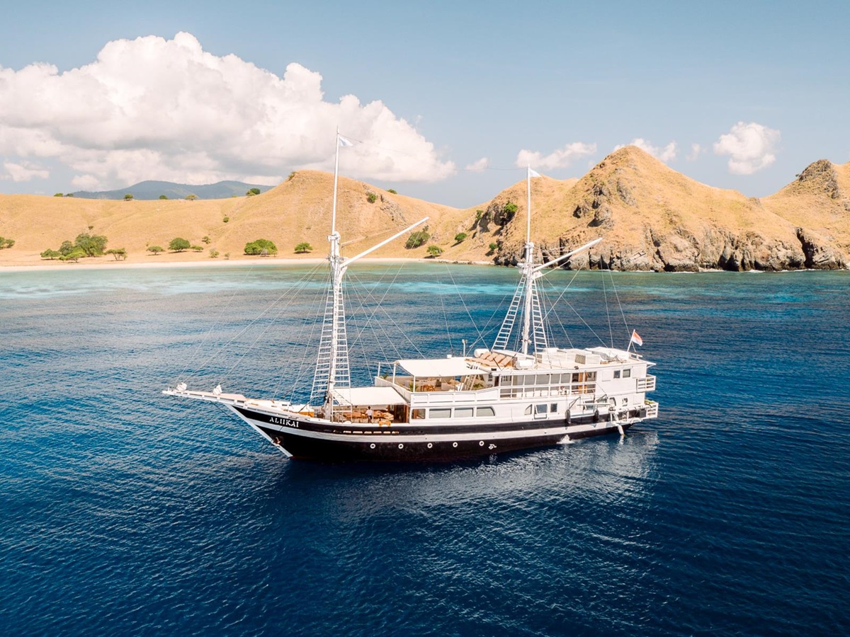 Exterior view of the luxury phinisi Aliikai in Indonesia