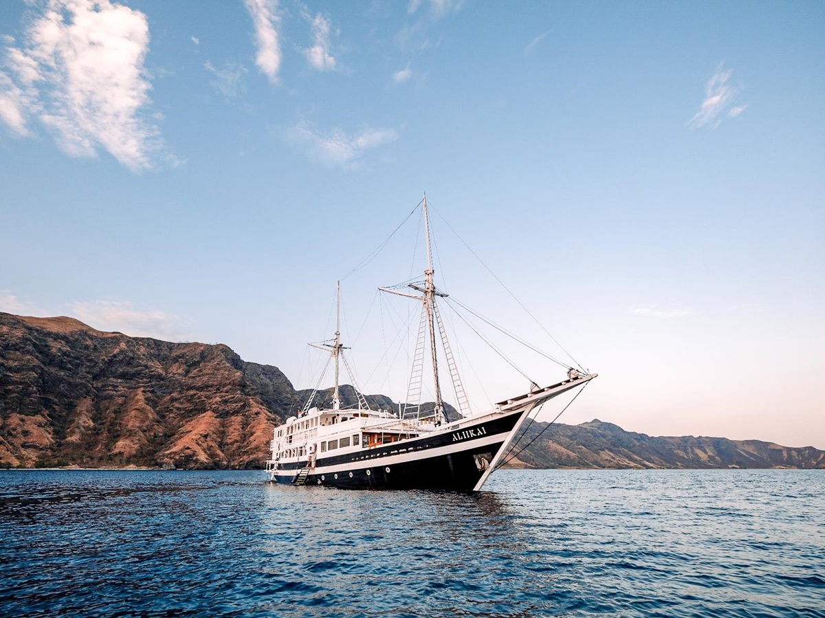 Exterior view of the luxury phinisi Aliikai in Indonesia