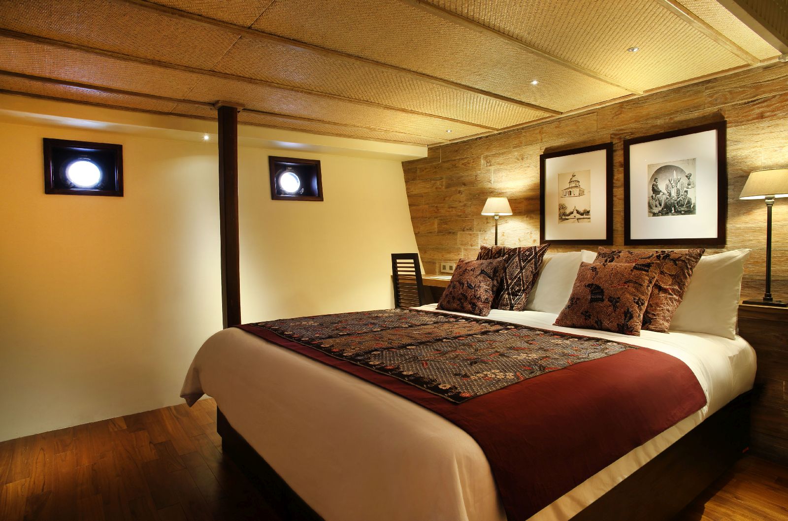 Comfortable en suite cabin on baord the Alila Purnama luxury phnisi in Indonesia