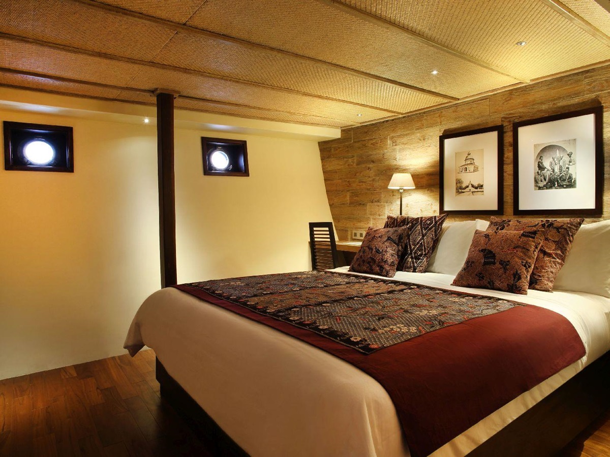 Comfortable en suite cabin on baord the Alila Purnama luxury phnisi in Indonesia