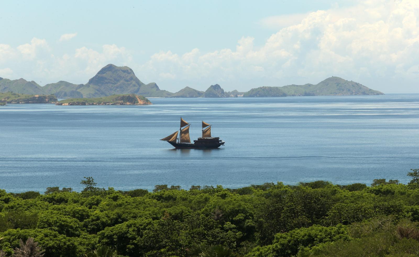 Alila Purnama, Indonesia, at komodo island