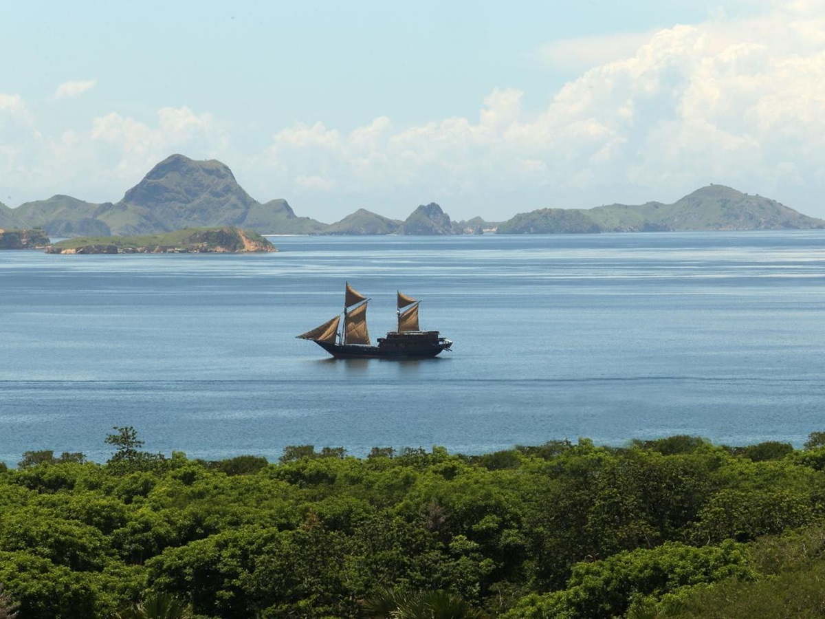 Alila Purnama, Indonesia, at komodo island
