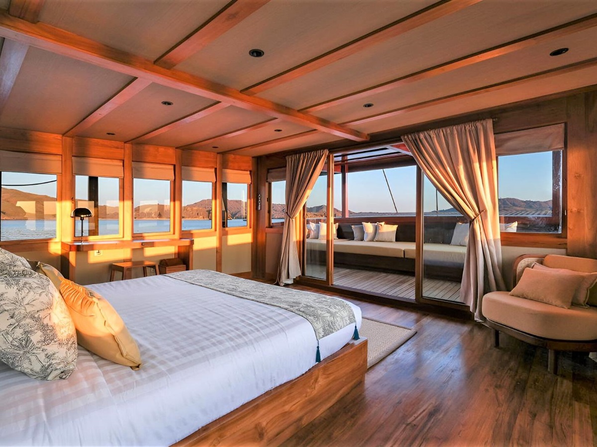 Master cabin onboard the Celestia phinisi in Indonesia