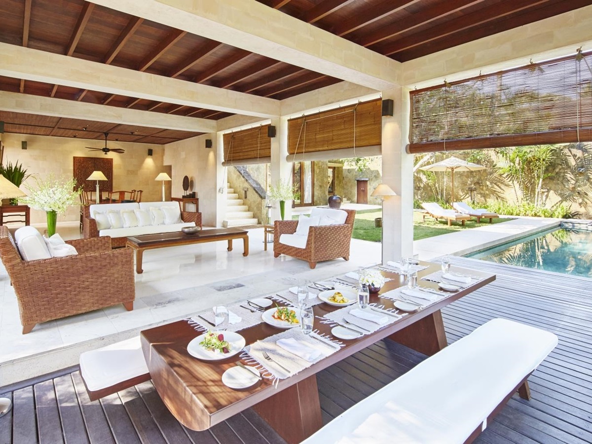 Open-sided living and dining area at Pita Linggar villa