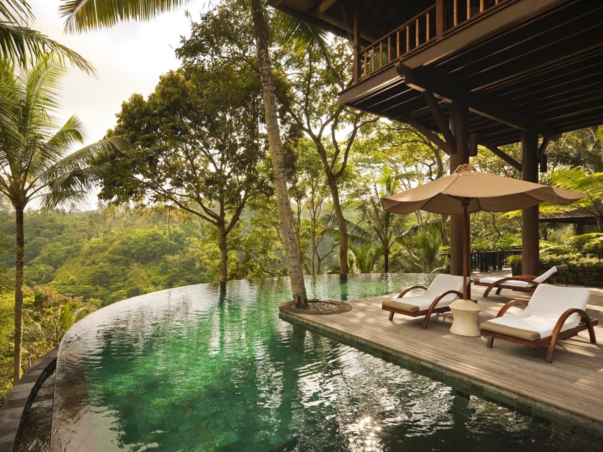 Pool and loungers overlooking the jungle at Wanakasa residence