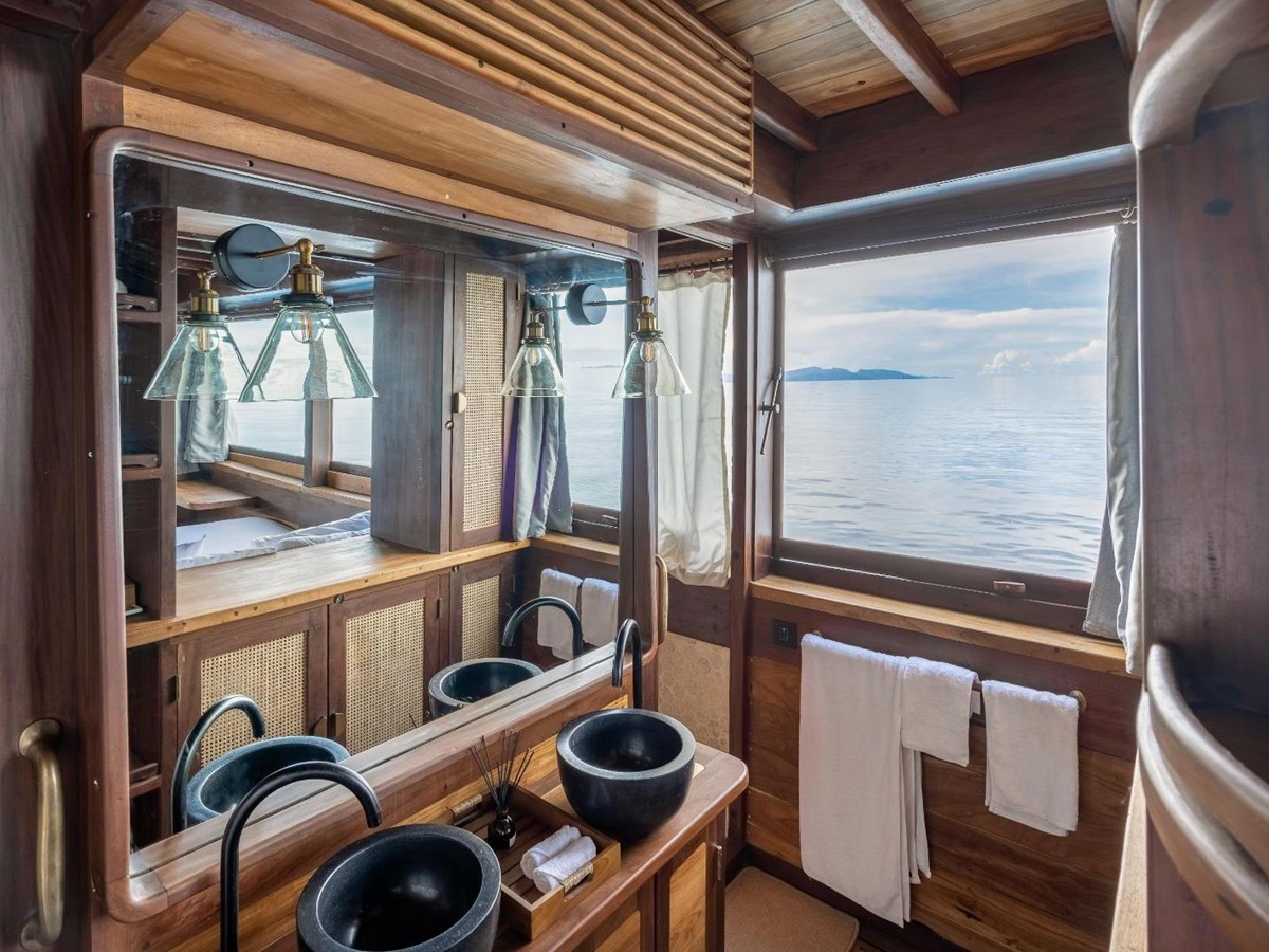 guest bathroom onboard the Dewata phinisi in Indonesia