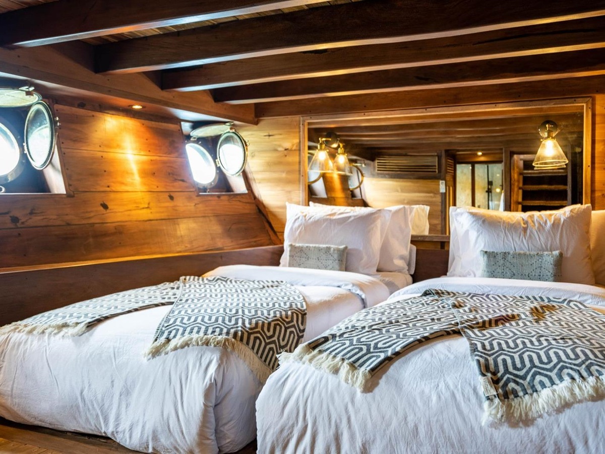 Twin room cabin onboard the Dewata phinisi in Indonesia