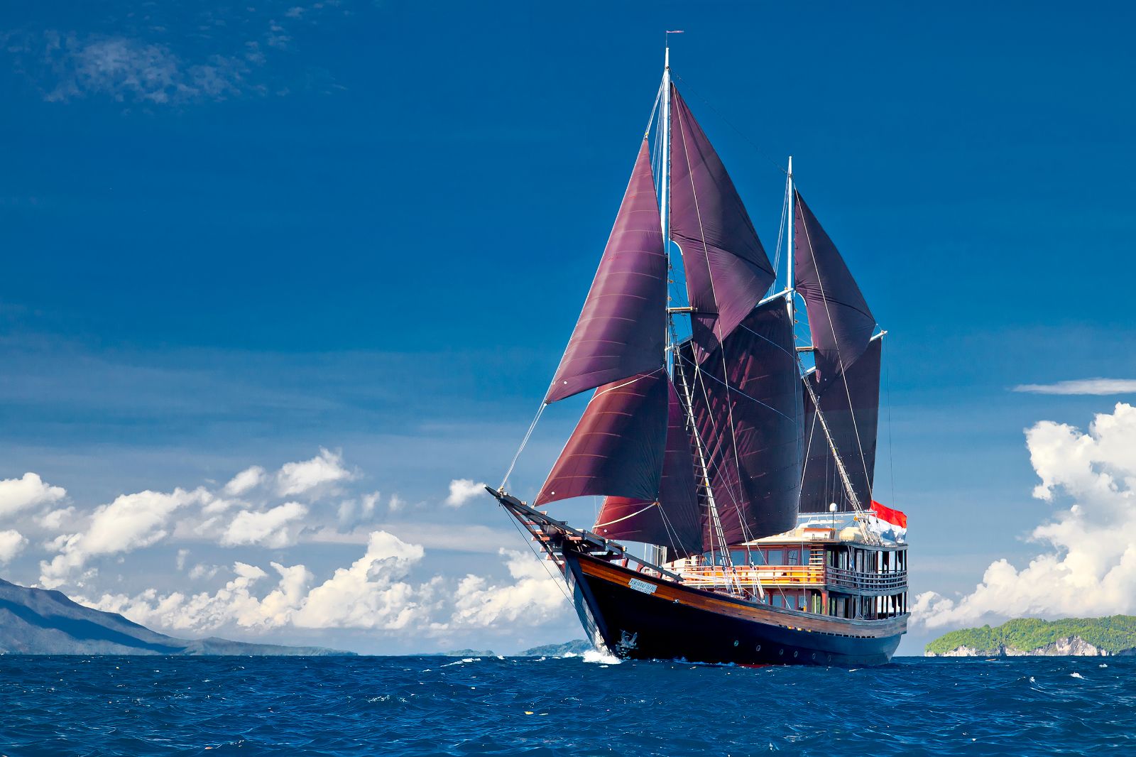 Exterior view of the Dunia Baru phinisi in Indonesia