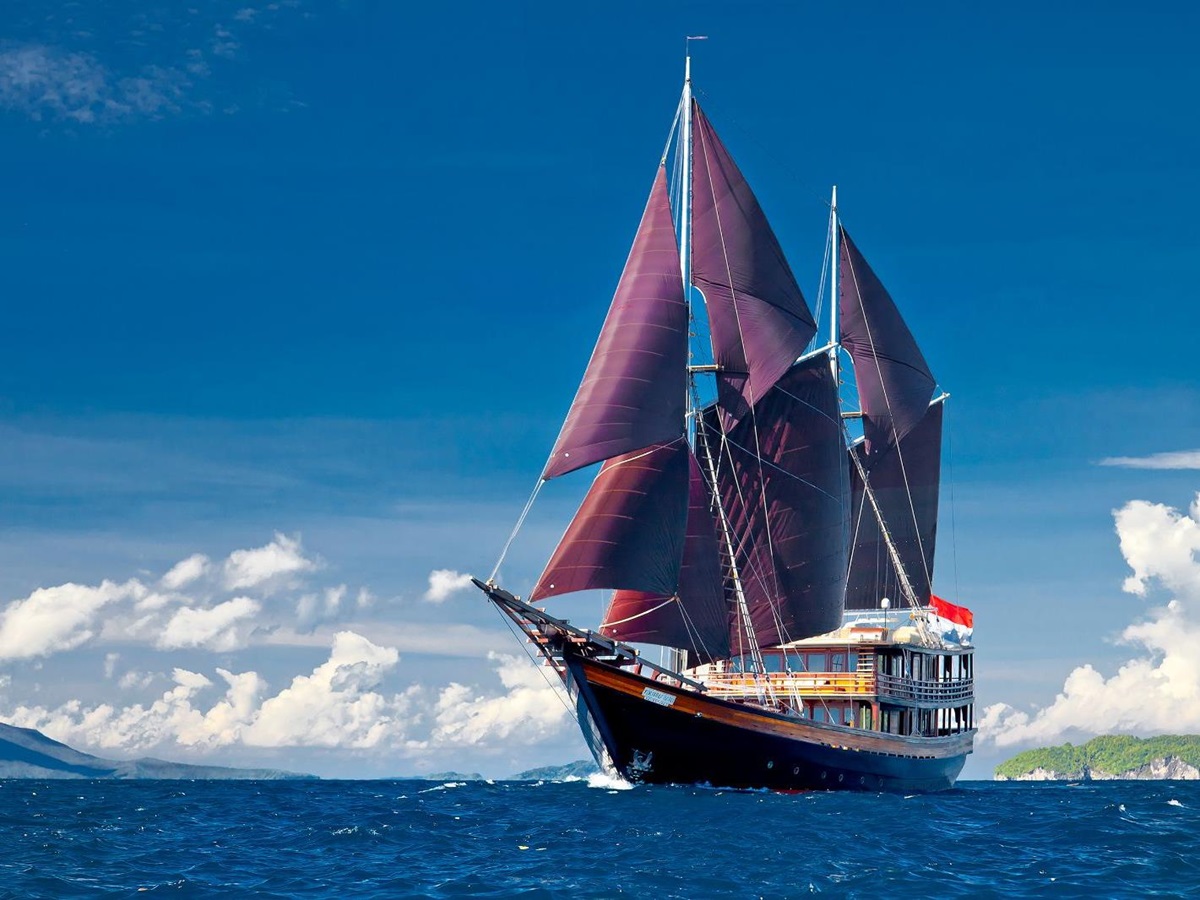 Exterior view of the Dunia Baru phinisi in Indonesia