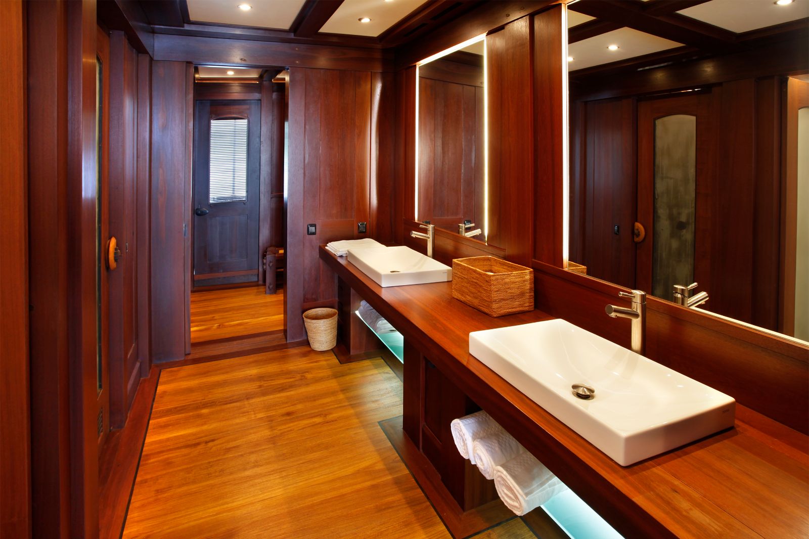 Guest suite bathroom on the Dunia Baru phinisi in Indonesia