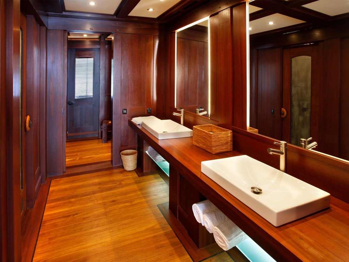 Guest suite bathroom on the Dunia Baru phinisi in Indonesia