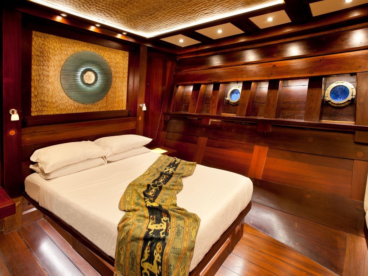 A guest suite cabin on the Dunia Baru phinisi in Indonesia