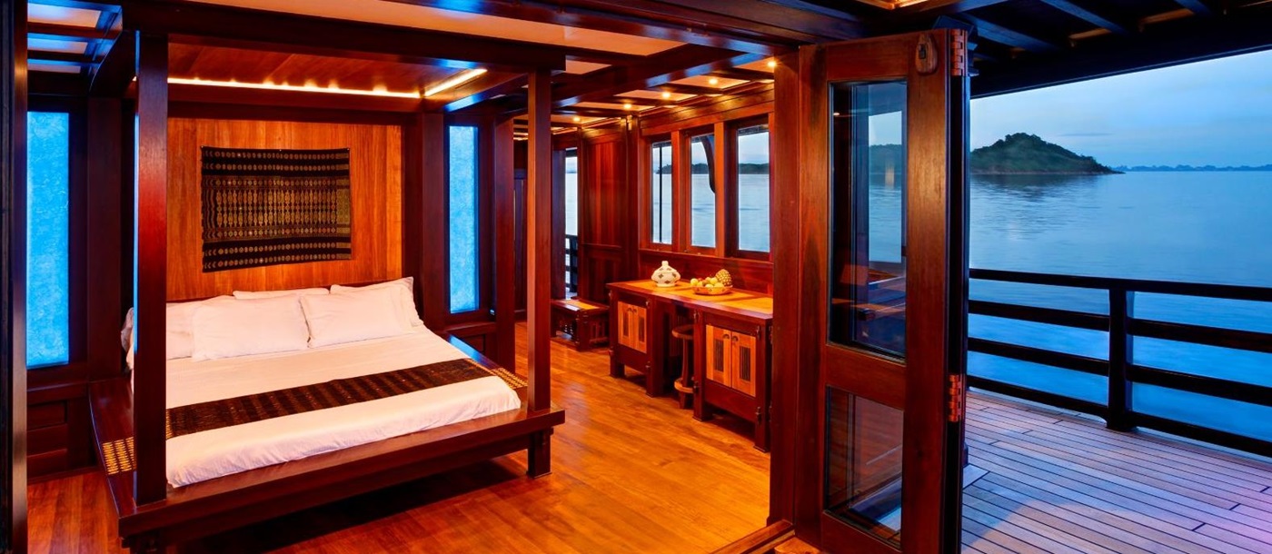 Master suite on the Dunia Baru phinisi in Indonesia