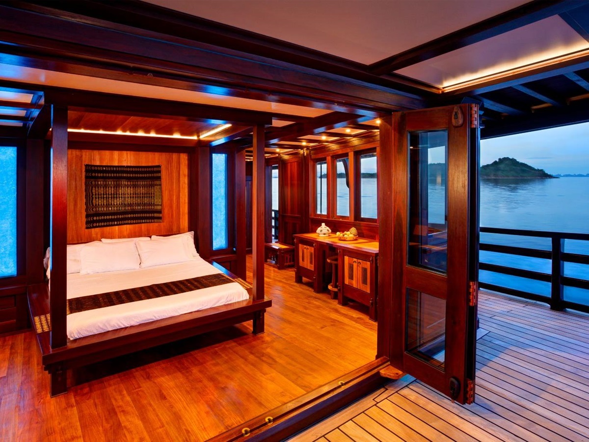 Master suite on the Dunia Baru phinisi in Indonesia