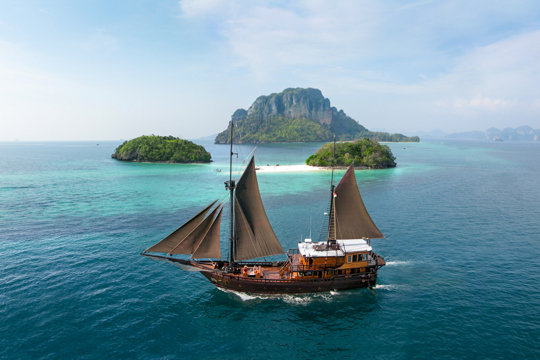 Exterior view of El Aleph luxury phinisi in Indonesia