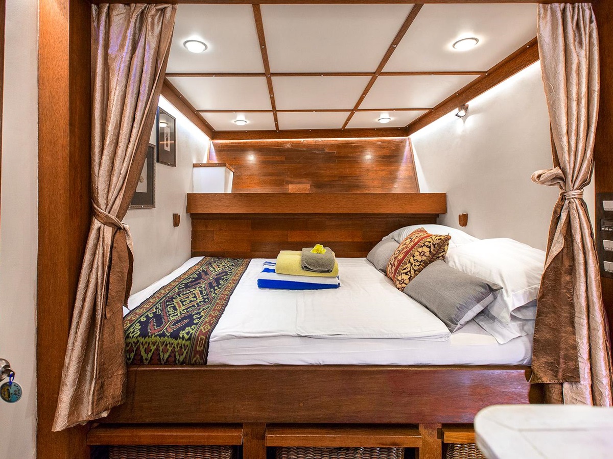 Double cabin onboard the Katharina luxury phinisi in Indonesia