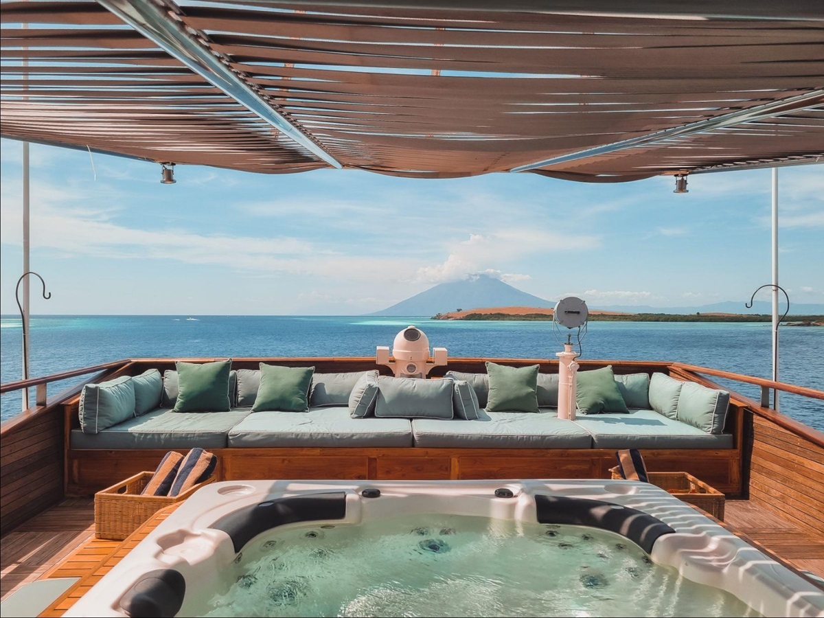 Jacuzzi on the Kudanil Explorer in Indonesia