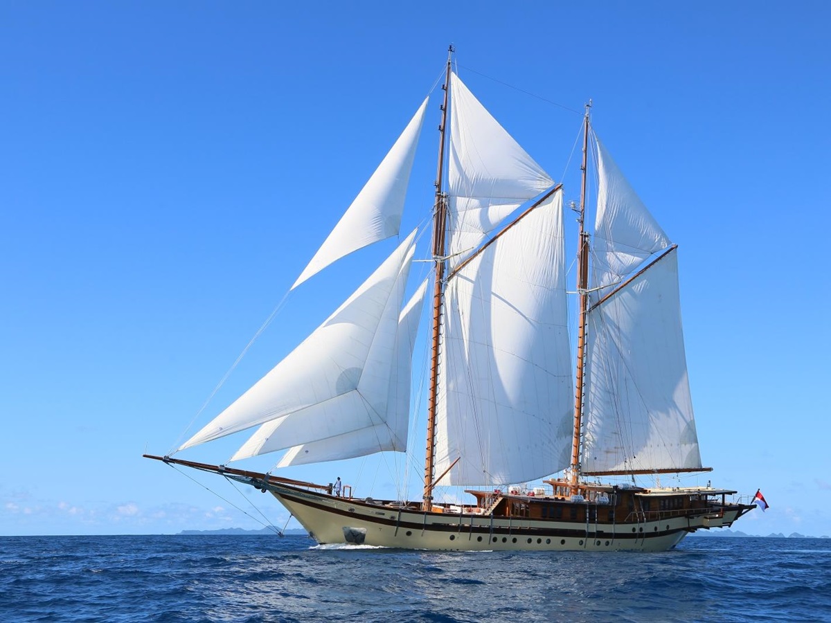 Exterior of Lamima with full sails