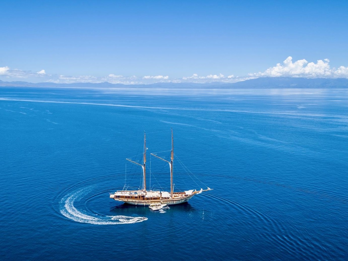 Far out shot of Lamimima cruising in Indonesia