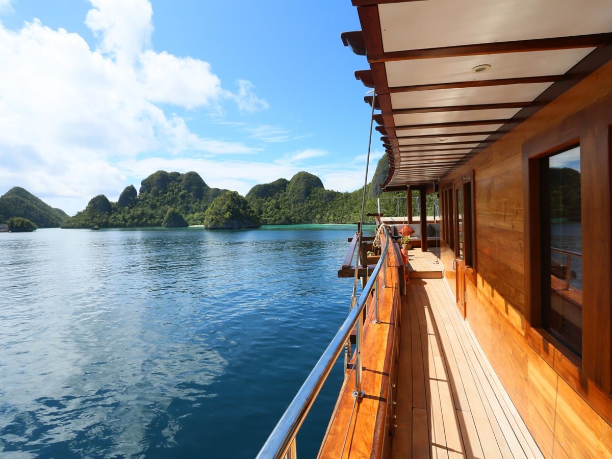 Side decking and passage and Komodo Islands
