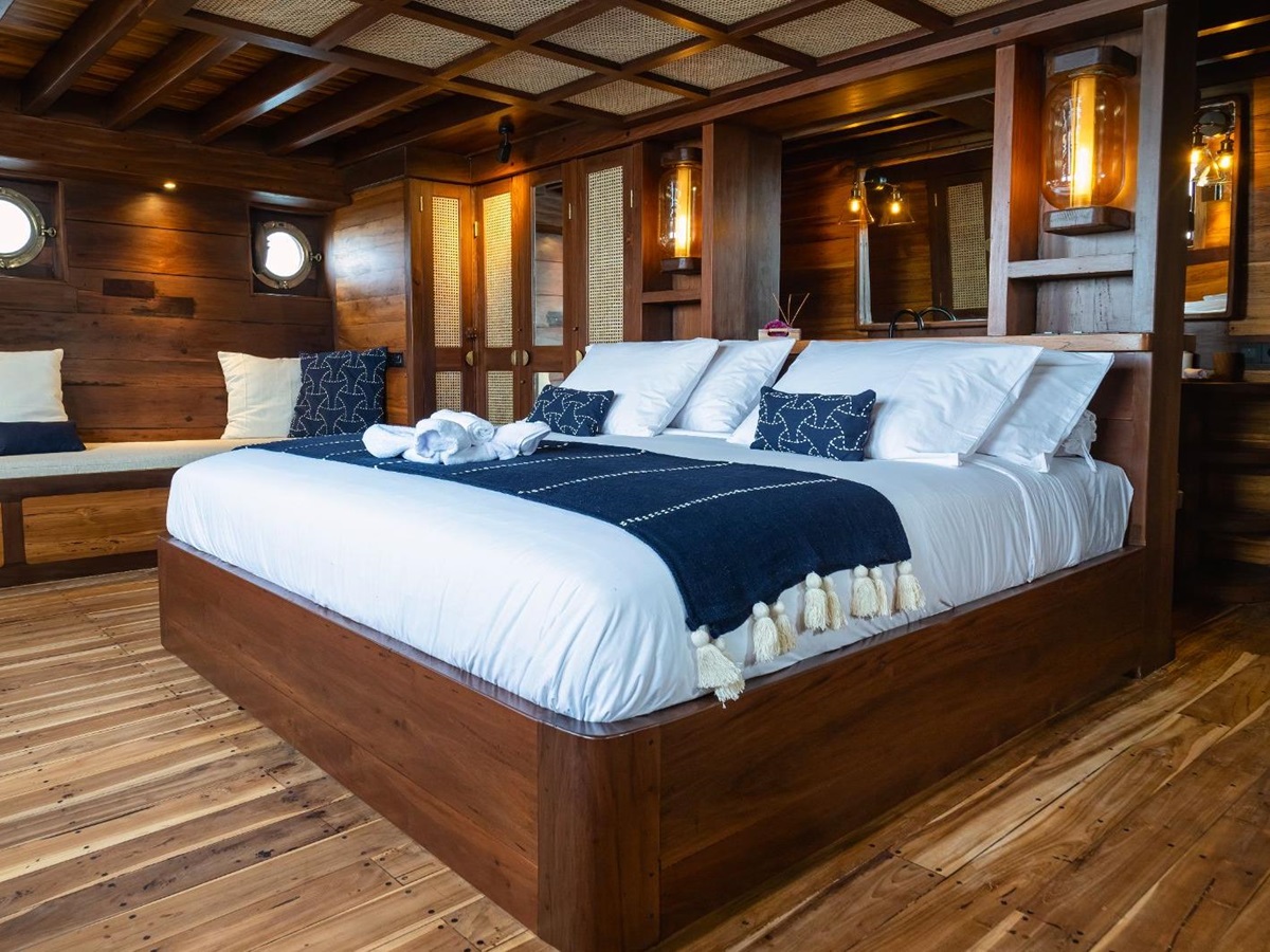 Master cabin onboard the Majik phinisi in Indonesia