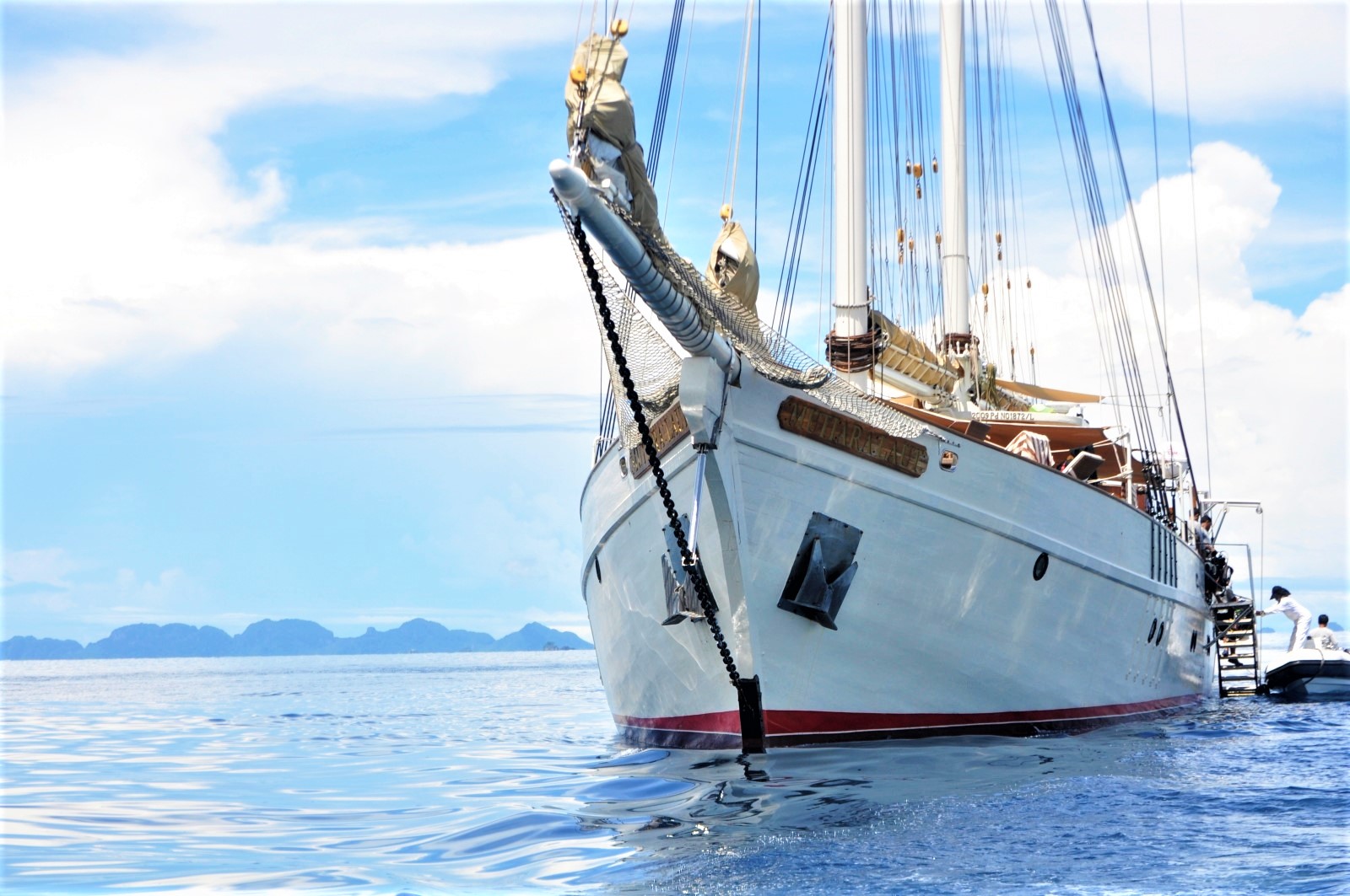 Front of the ship with islands in the background