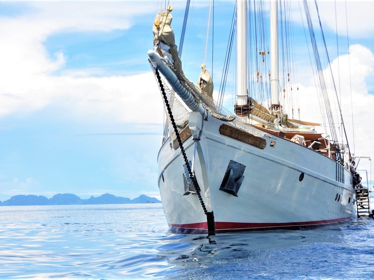 Front of the ship with islands in the background