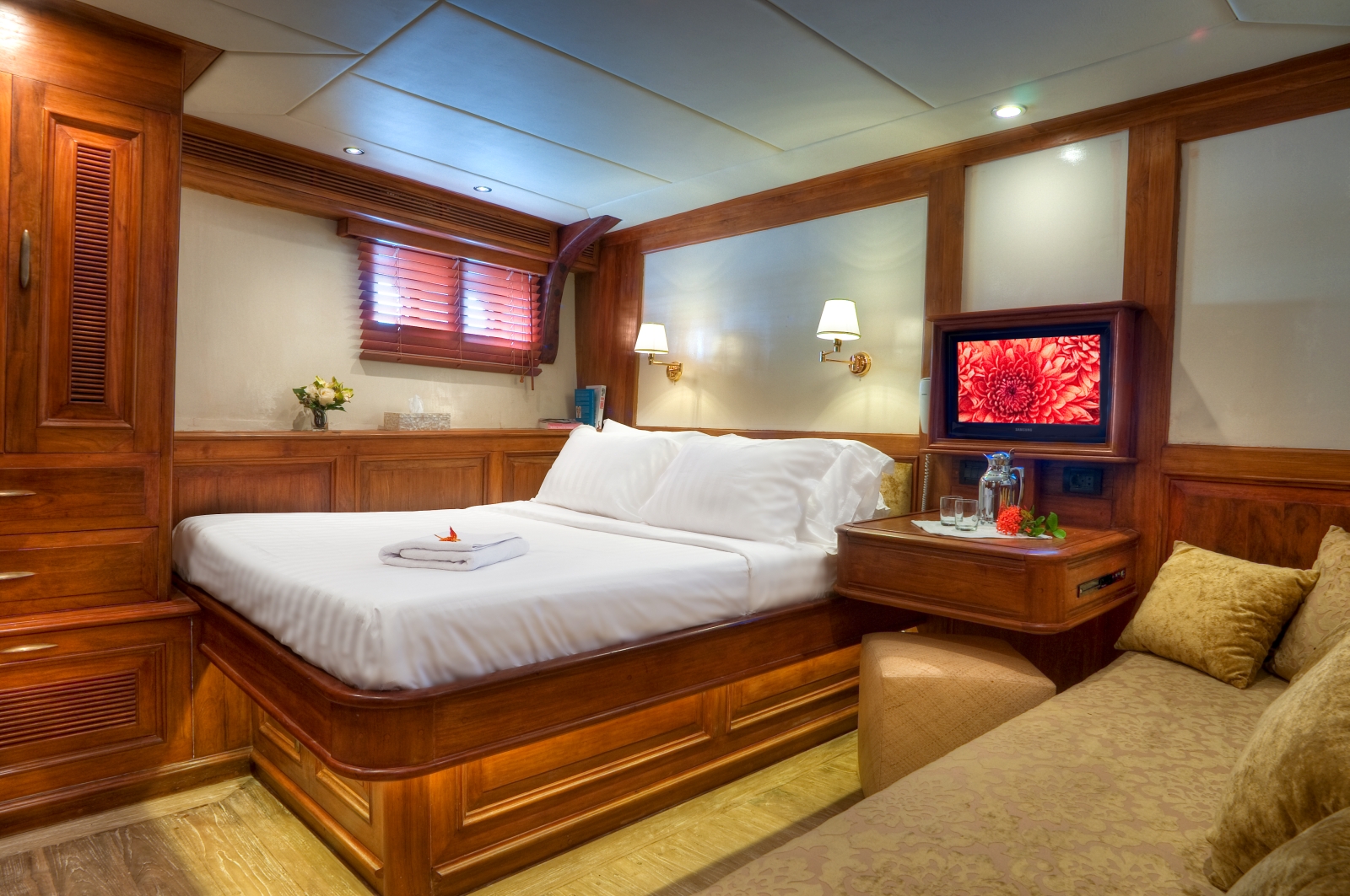 Double Second bedroom with seating area