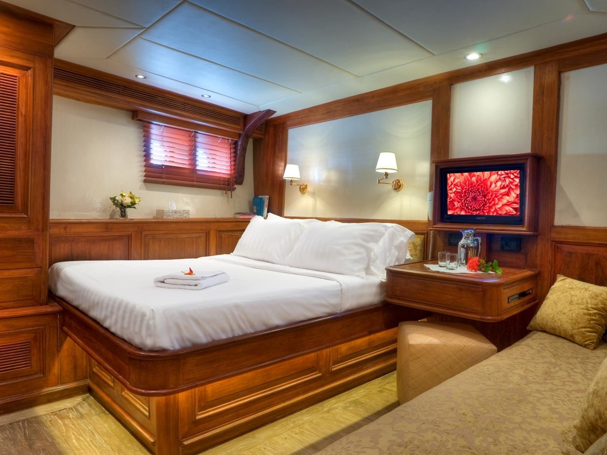 Double Second bedroom with seating area
