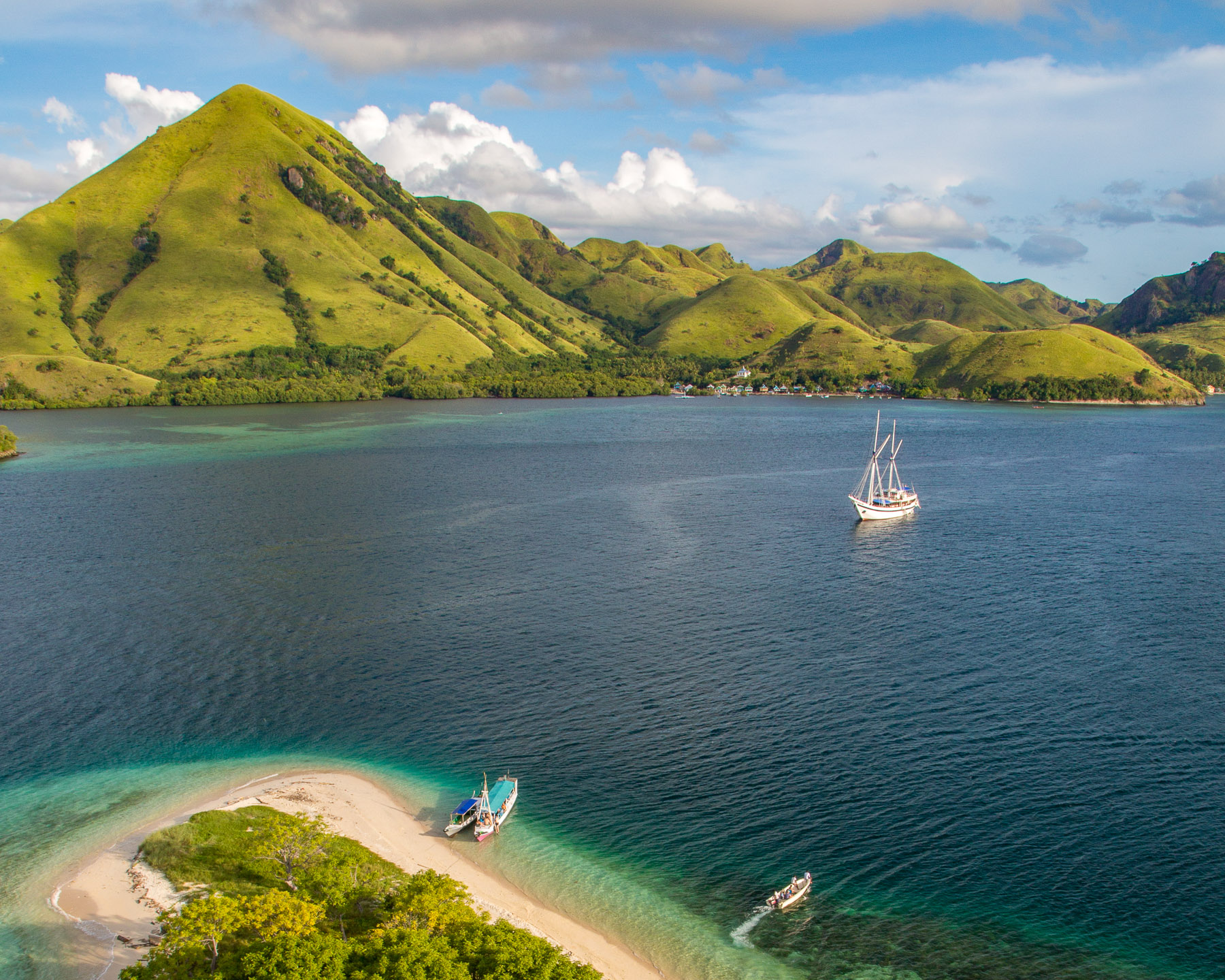 Ombak Putih sailing around the Komodo Islands