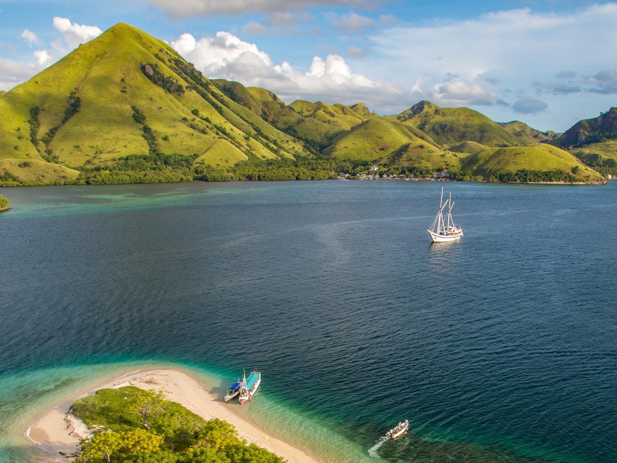Ombak Putih sailing around the Komodo Islands