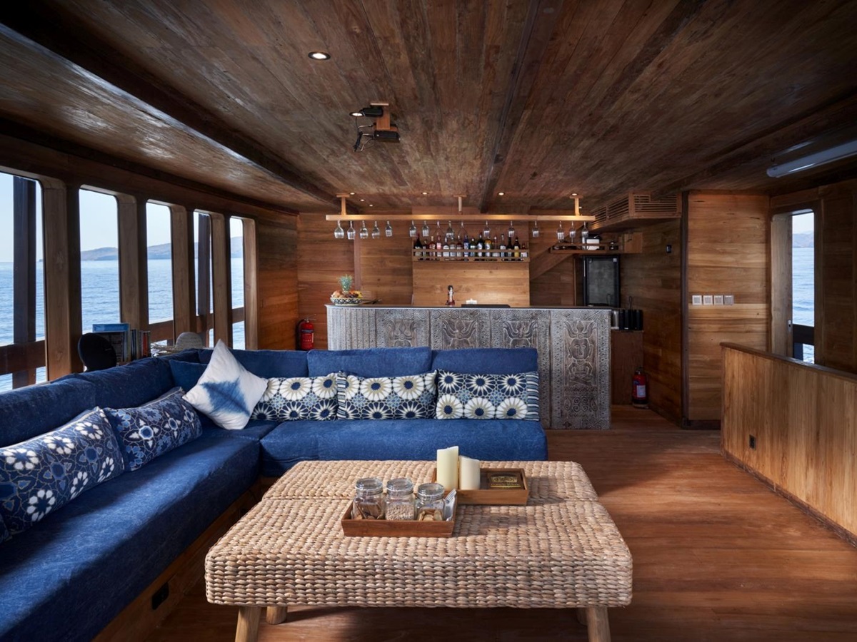 Indoor seating with sofas and coffe table