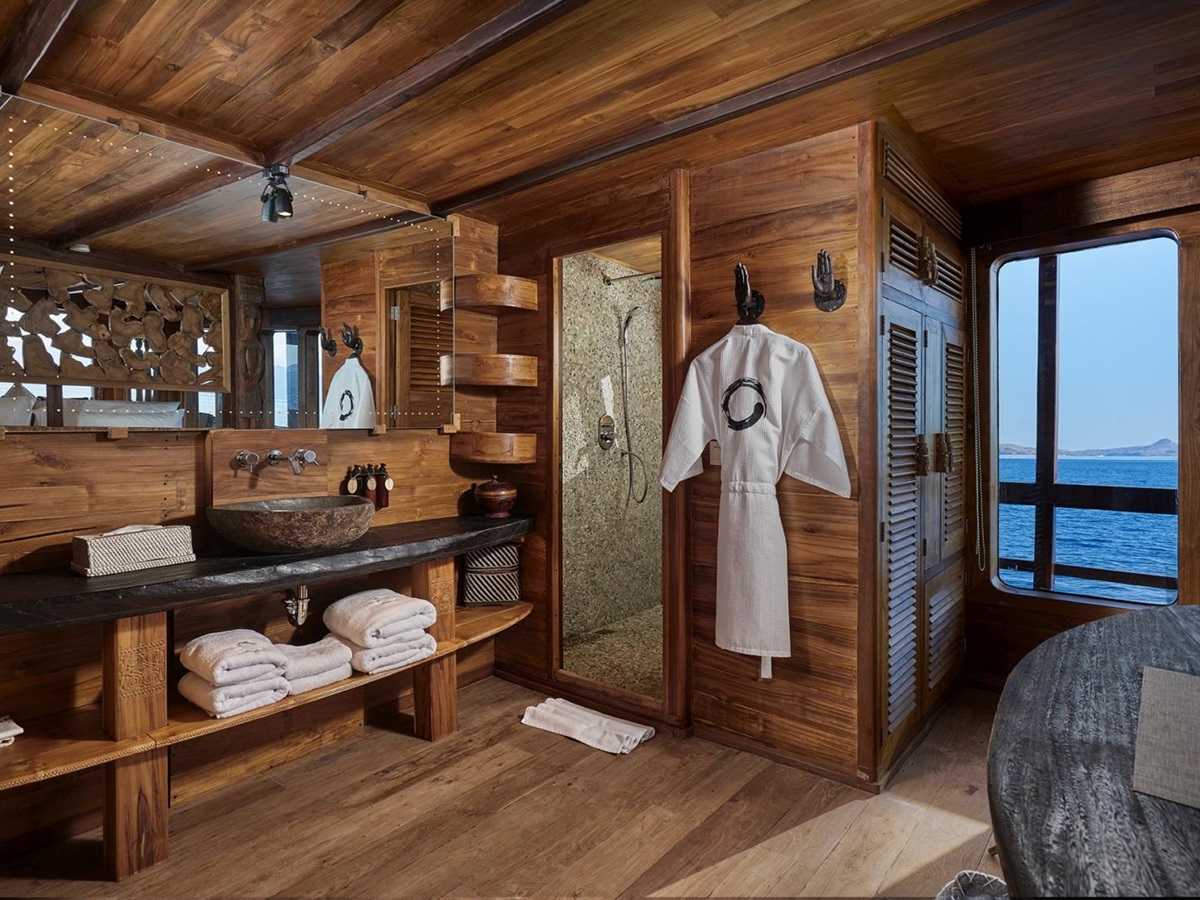 Main bathroom with Oracle robe and towels
