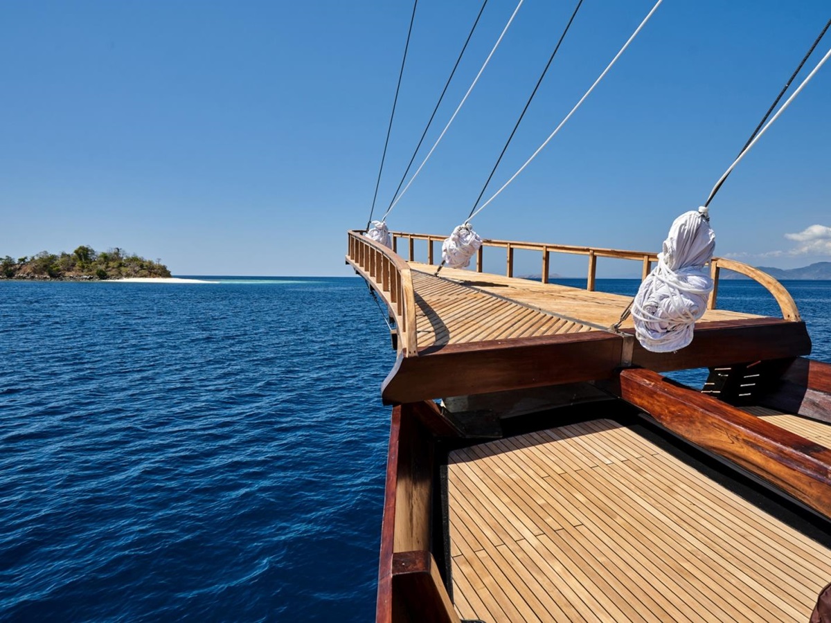 View towards island from Bow of the boat