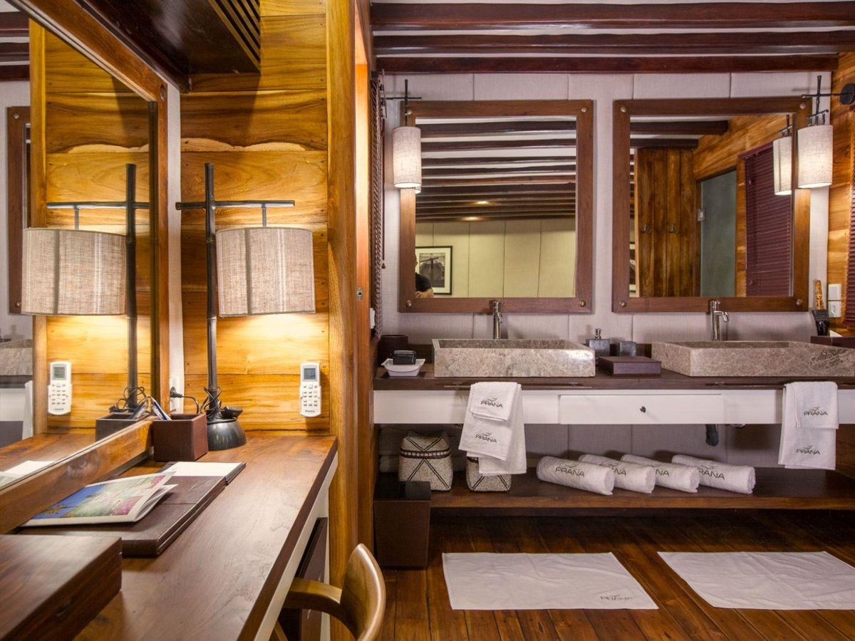 En-suite guest bathroom onboard the Prana phinisi in Indonesia