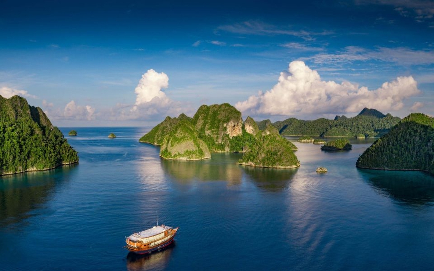 Far shot of Rascal and Raja Ampat islands
