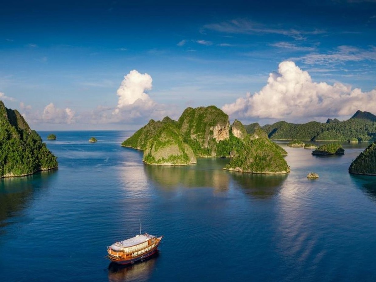 Far shot of Rascal and Raja Ampat islands