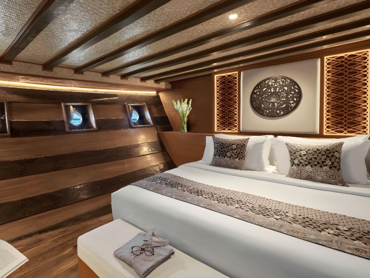 Guest cabin onboard the Samsara Samudra phinisi in Indonesia