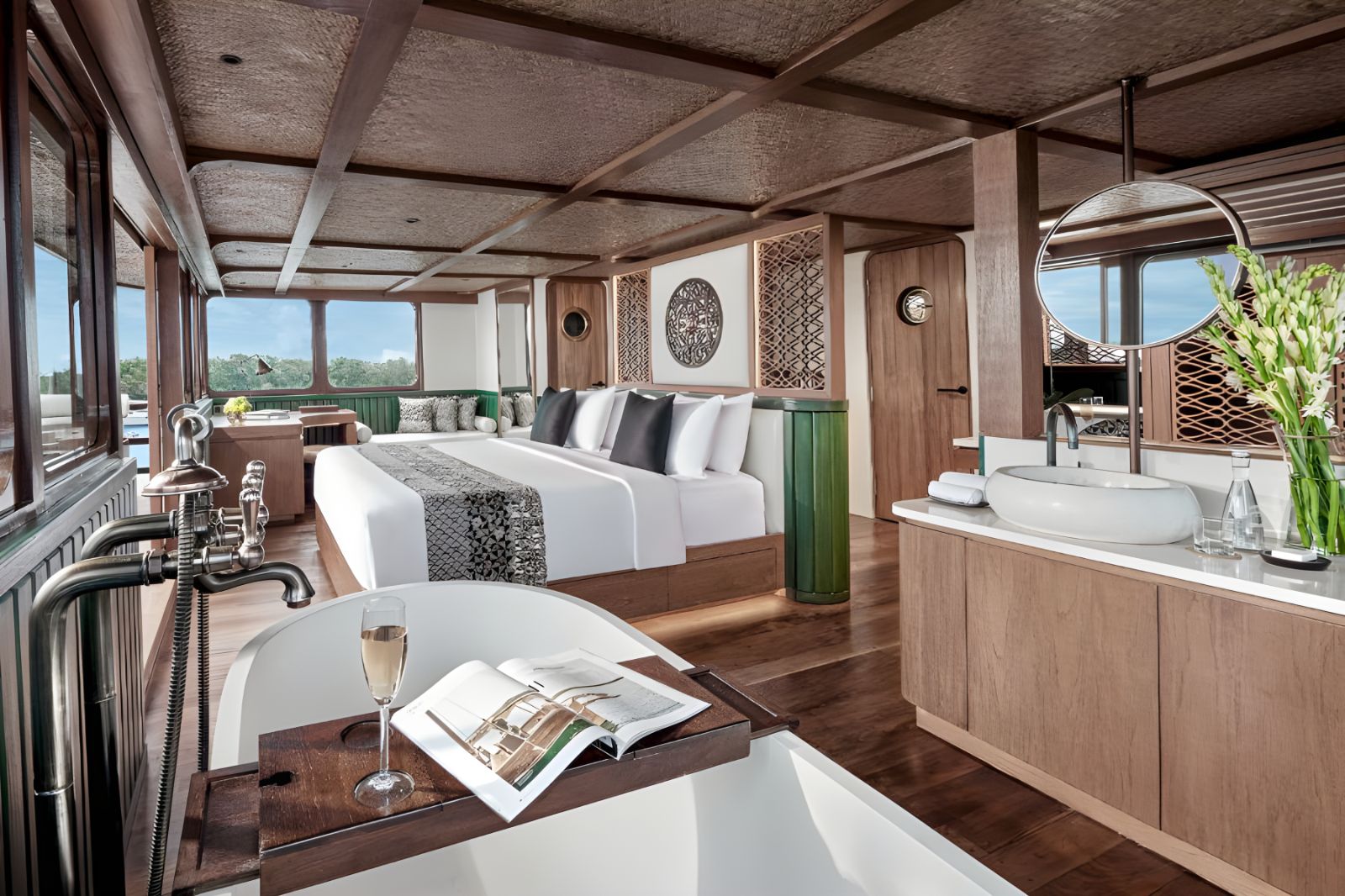 Bathtub in the master cabin onboard the Samsara Samudra phinisi in Indonesia