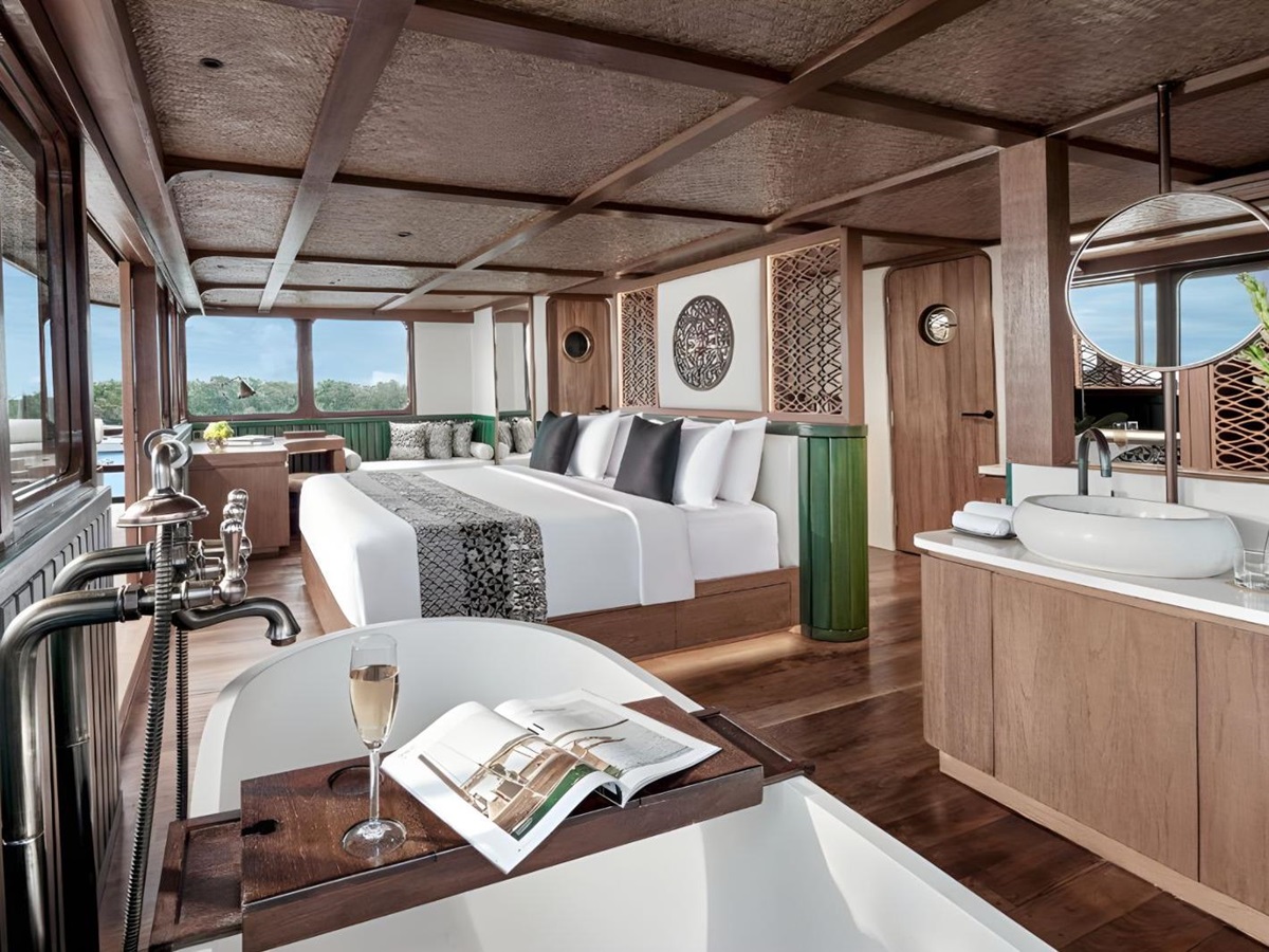 Bathtub in the master cabin onboard the Samsara Samudra phinisi in Indonesia