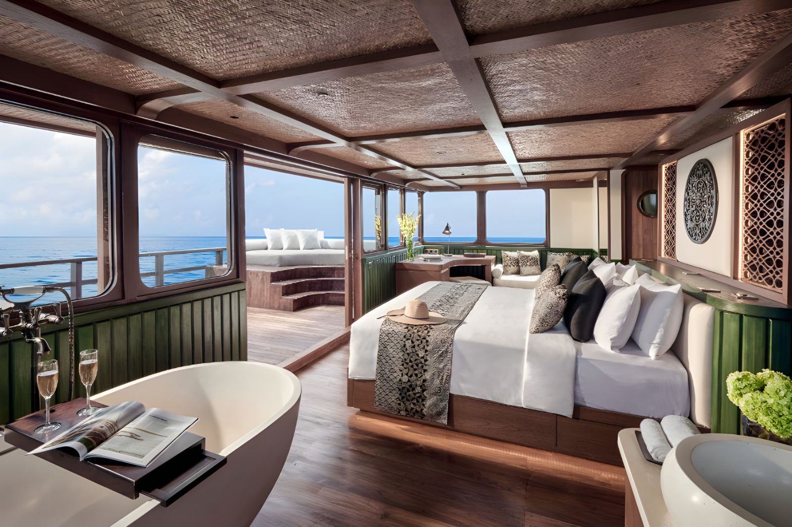 Master cabin suite onboard the Samsara Samudra phinisi in Indonesia