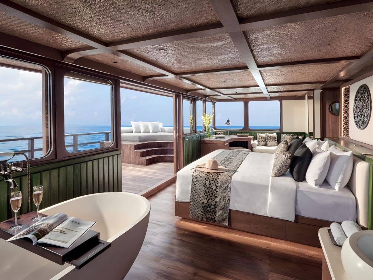 Master cabin suite onboard the Samsara Samudra phinisi in Indonesia