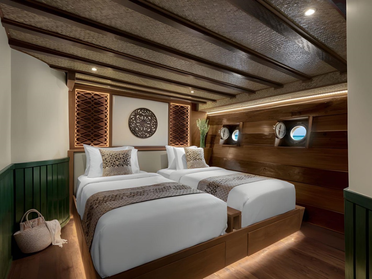 Twin cabin onboard the Samsara Samudra phinisi in Indonesia