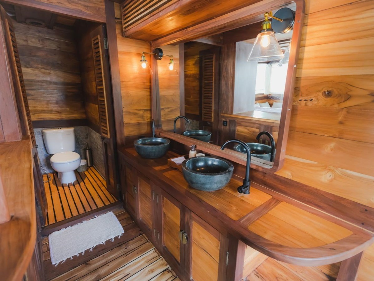 Guest bathroom onboard the Senja phinisi in Indonesia