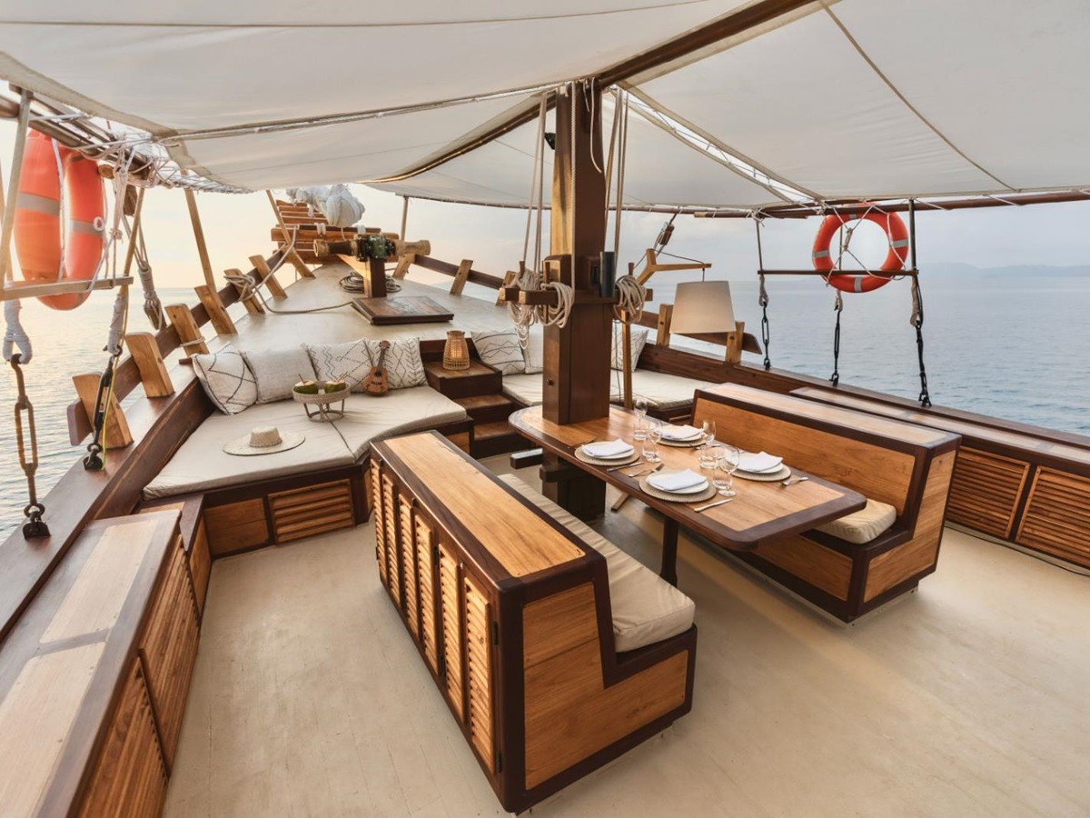 Alfresco dining area and outdoor lounge onboard the Senja phinisi in Indonesia
