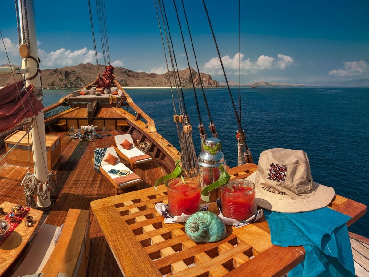 Cocktails and deck view on the Si Datu Bua phinisi in Indonesia