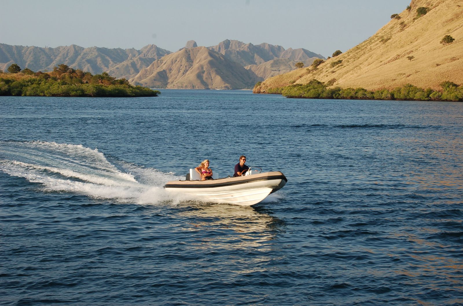 Speedboat trip from the Si Datu Bua phinisi in Indonesia