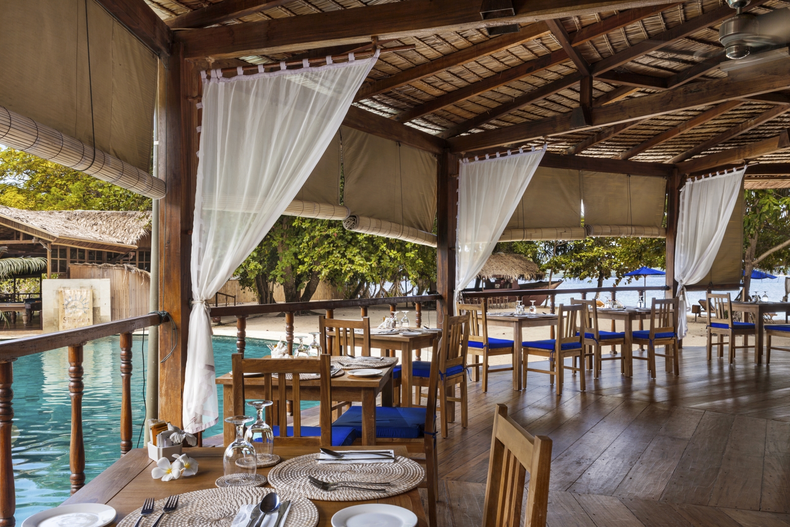 Wood restaurant with a view of the pool at hotel Siladen in Indonesia