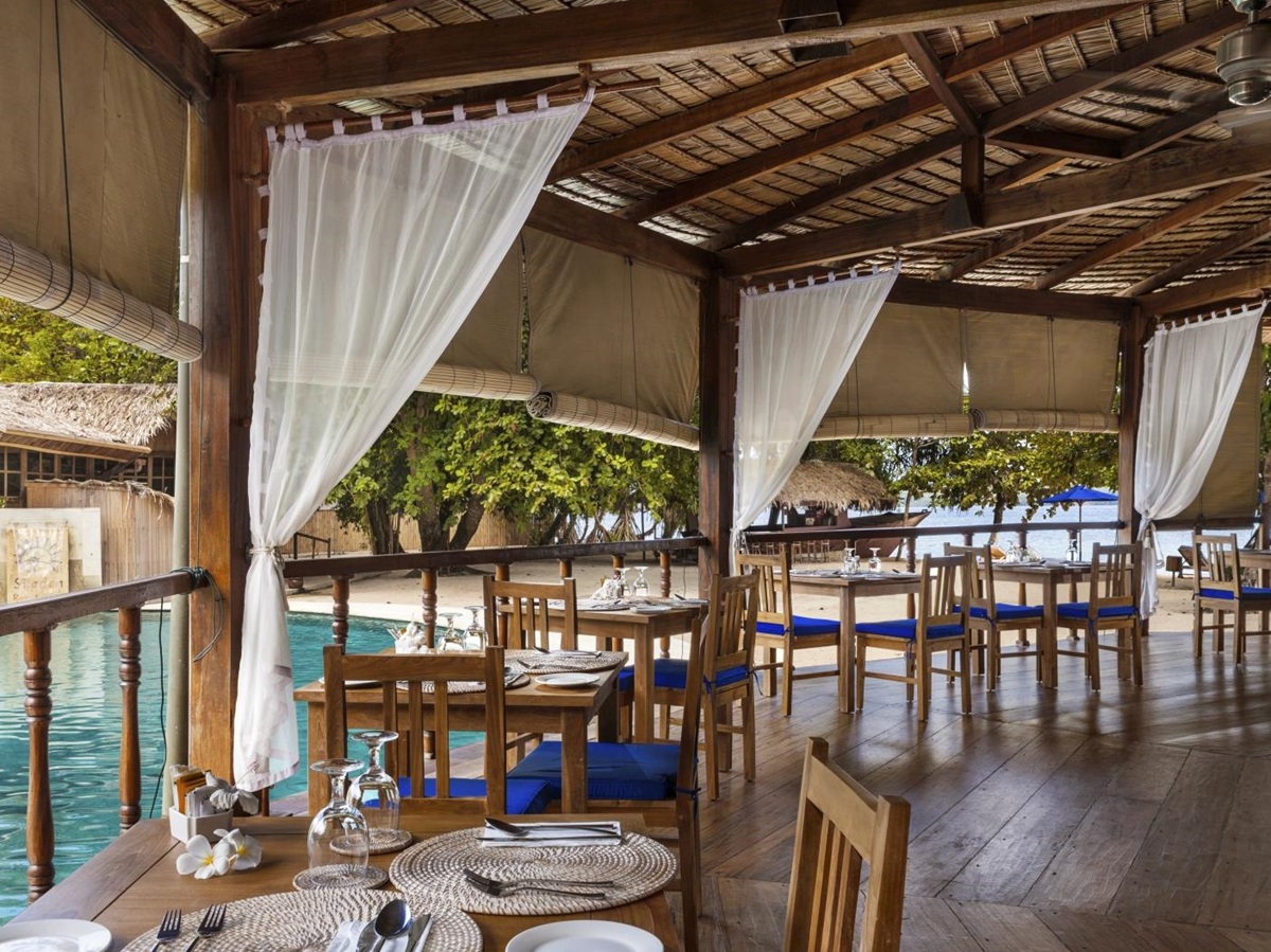 Wood restaurant with a view of the pool at hotel Siladen in Indonesia