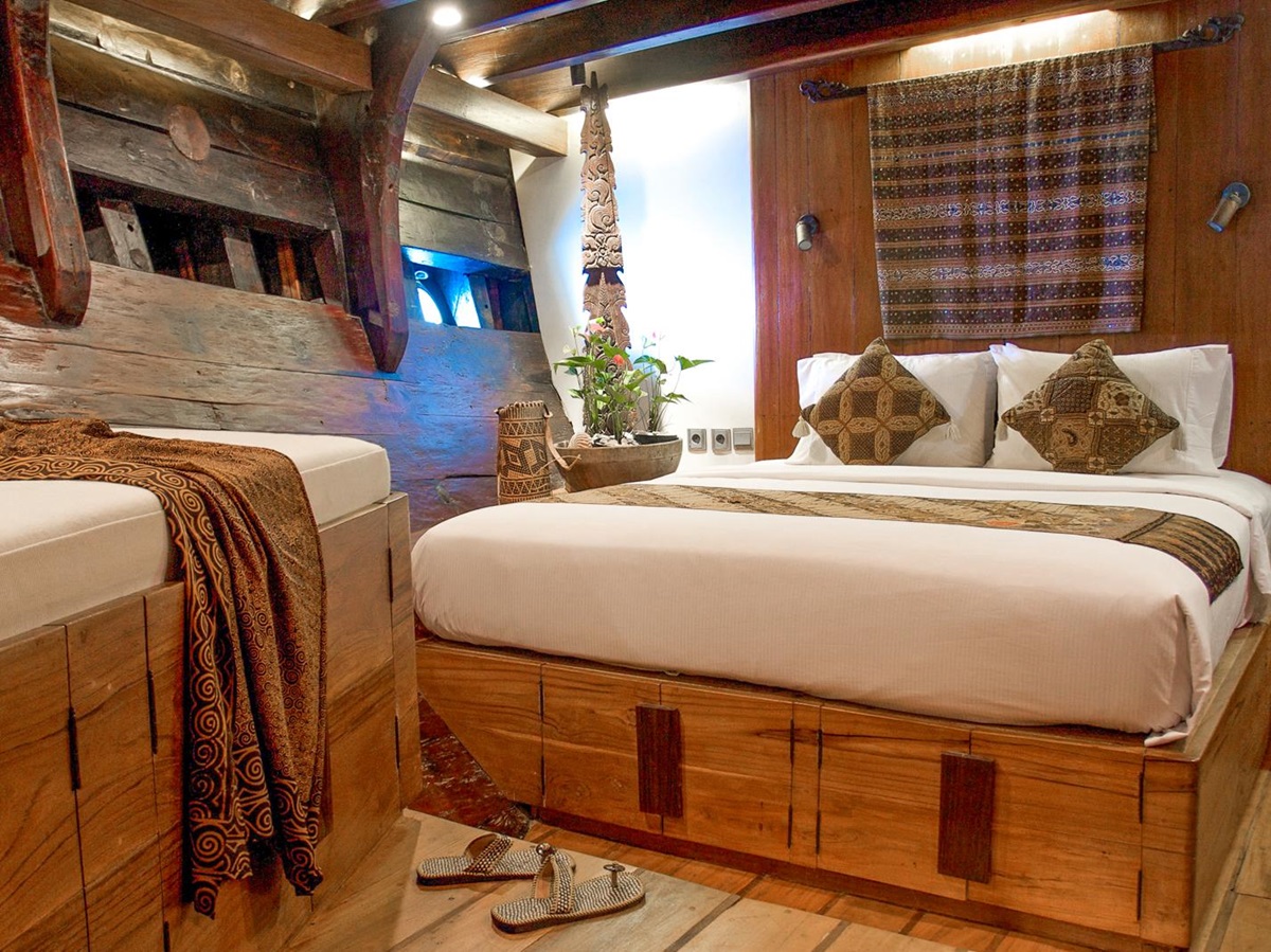 Guest cabin bedroom onboard the Silolona phinisi in Indonesia